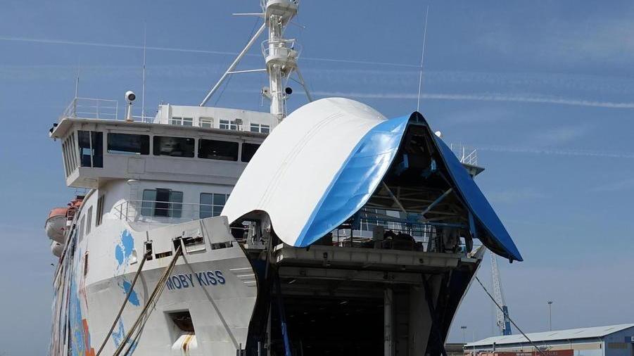 Il Moby Kiss in banchina a Livorno