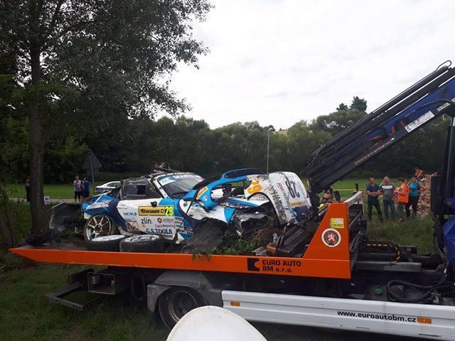 Quel che resta dell'auto con cui Melegari stava gareggiando nella prova del Campionato europeo