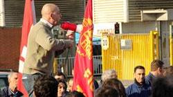 Protesta davanti alla raffineria di Stagno contro le modifiche all’articolo 18