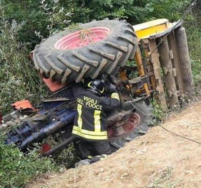 Tradito dalla passione per i trattori Muore schiacciato dal mezzo agricolo 
