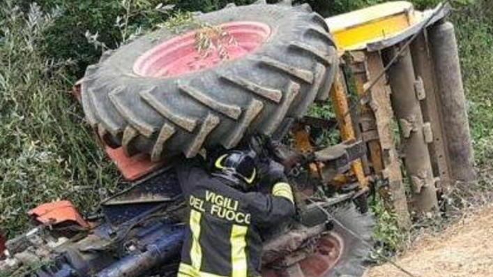 Tradito dalla passione per i trattori Muore schiacciato dal mezzo agricolo