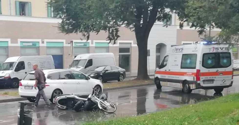 Bici contro scooter: due feriti