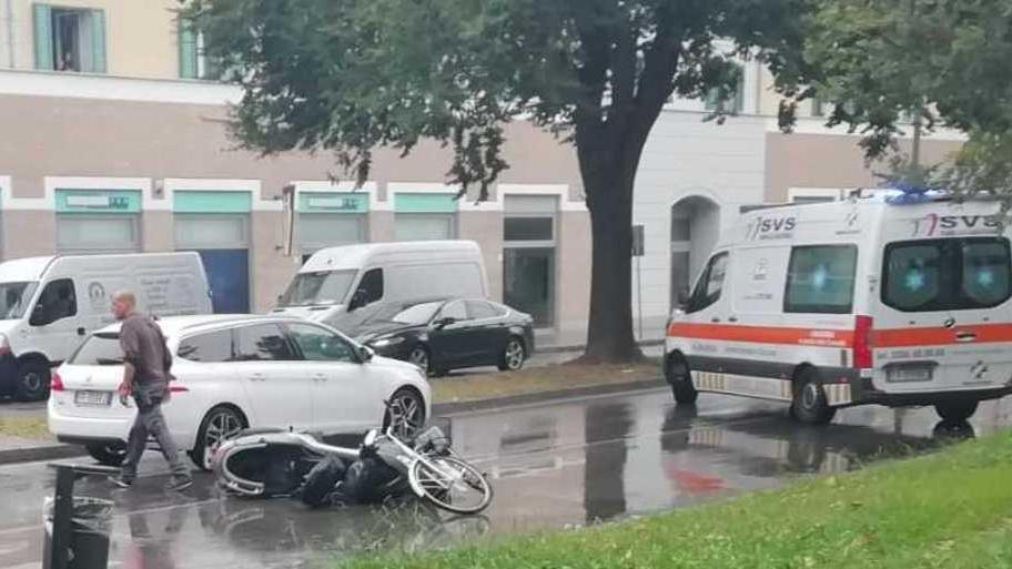 Bici contro scooter: due feriti