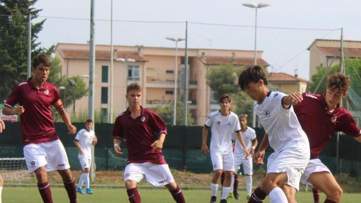 Pari del Livorno contro lo Spezia nella prima giornata del Vitulano