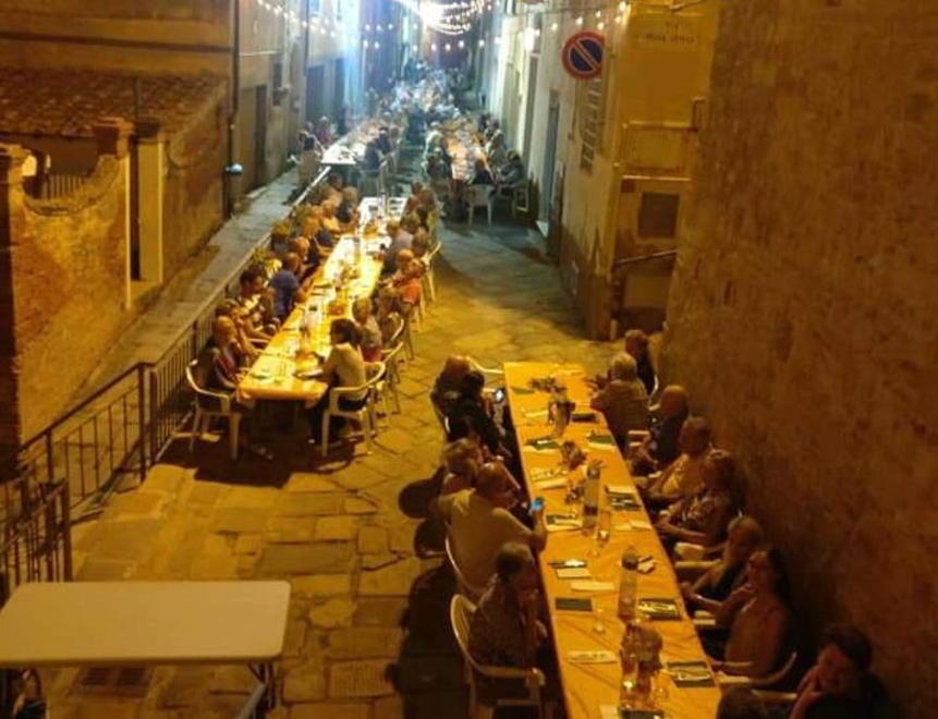 Cena in strada per festeggiare San Bartolomeo a Treggiaia 