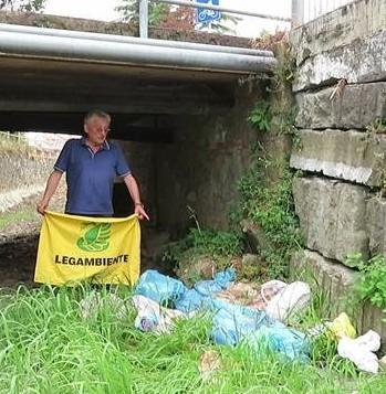 Il Fermulla di nuovo invaso dai rifiuti