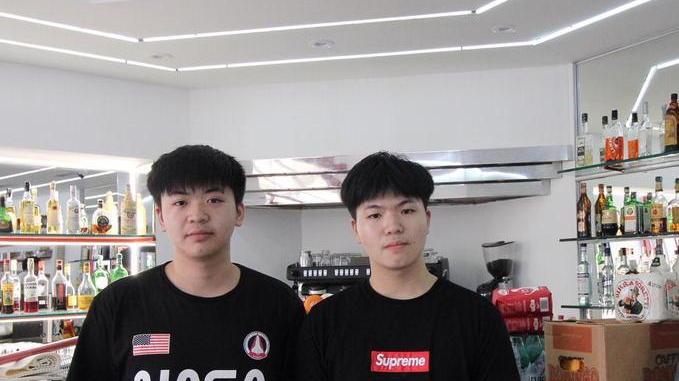 Dietro al bancone spuntano i fratelli Wang