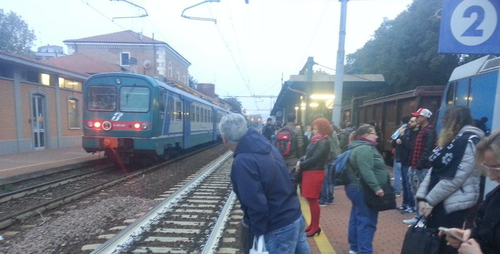 Esplode la rabbia dei pendolari sulla linea Modena-Mantova 