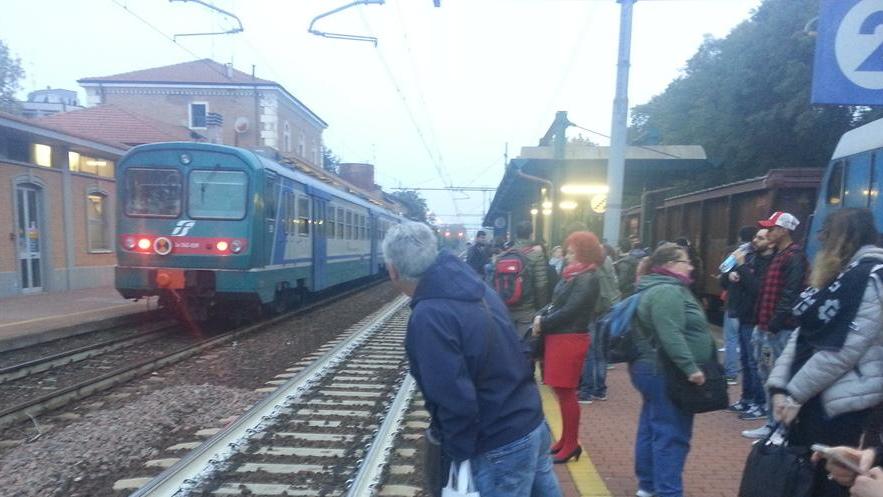 Esplode la rabbia dei pendolari sulla linea Modena-Mantova