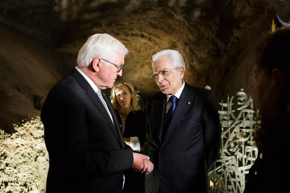 Sergio Mattarella stringe la mano a Frank-Walter Steinmeier (foto archivio)