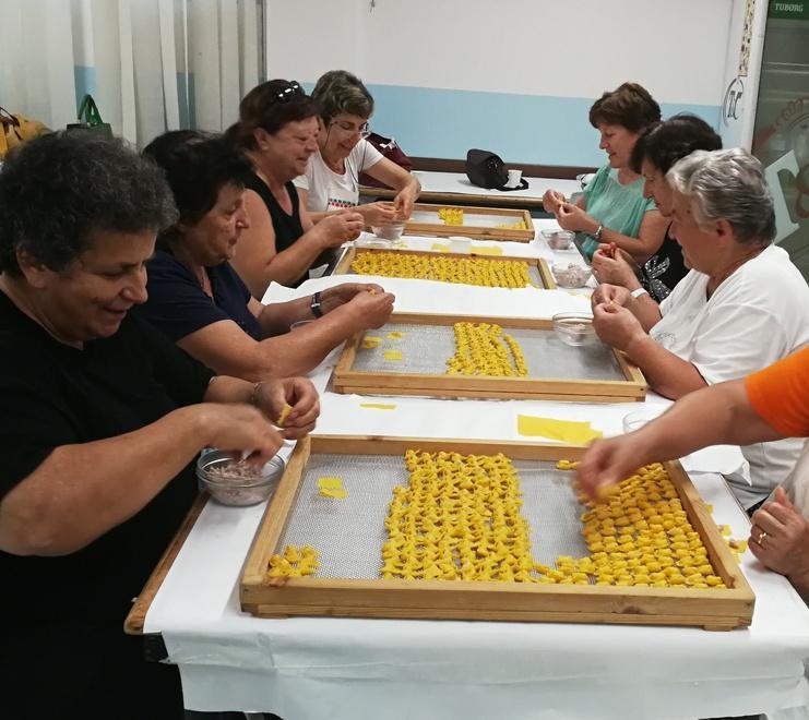 Il record delle 50 sfogline di Sassuolo: già 1200 le uova usate per i tortellini della sagra 