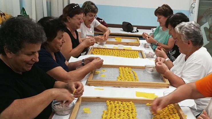 Il record delle 50 sfogline di Sassuolo: già 1200 le uova usate per i tortellini della sagra