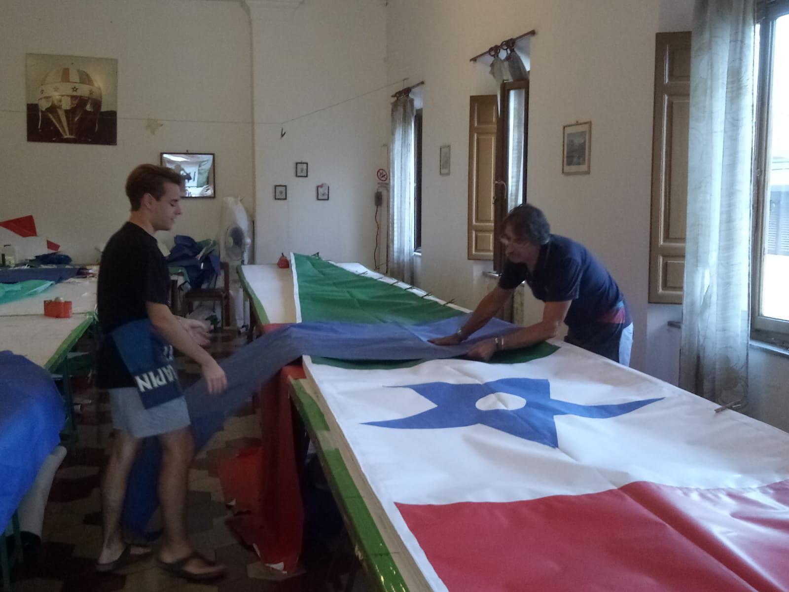 Andrea Pierazzi al lavoro sul Pallone 2019 insieme al padre Alberto