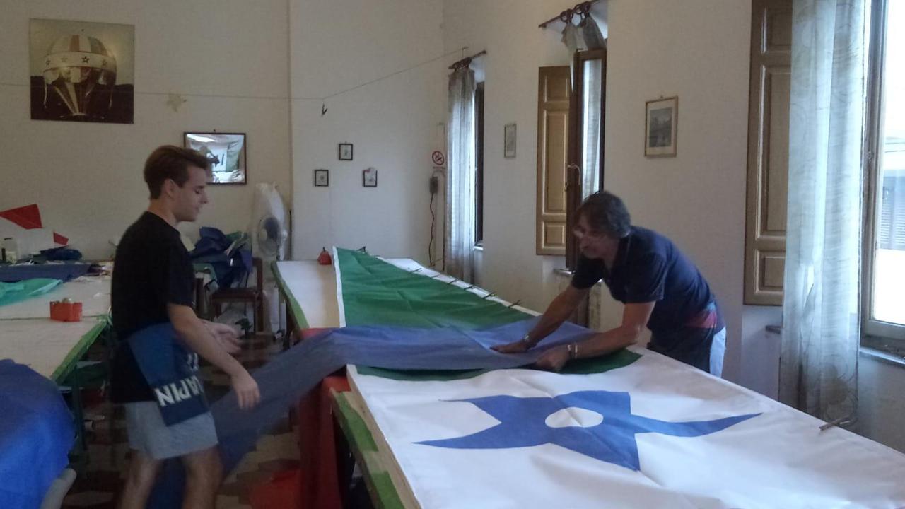 Andrea Pierazzi al lavoro sul Pallone 2019 insieme al padre Alberto