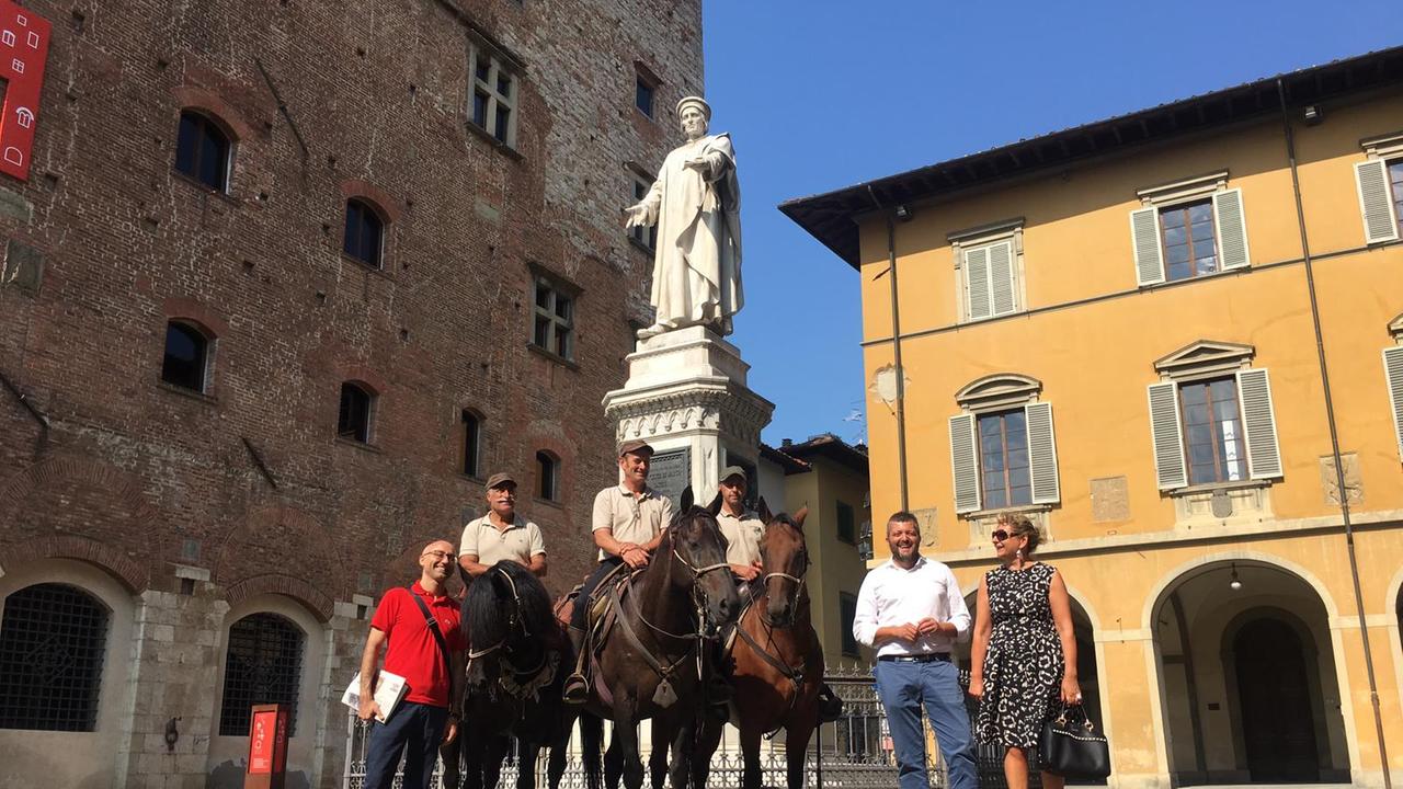 I Cavalieri dei Santuari hanno fatto tappa in piazza del Comune ricevuti dagli assessori Mangani e Sanzò