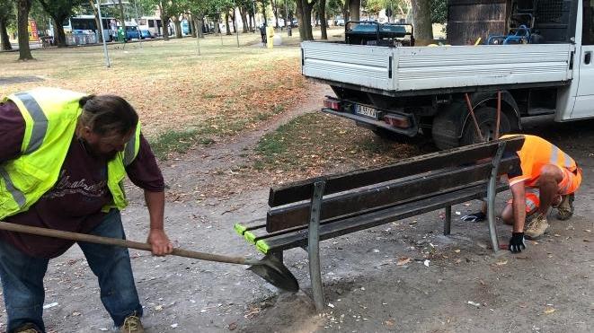 Ferrara, contro lo spaccio via le panchine