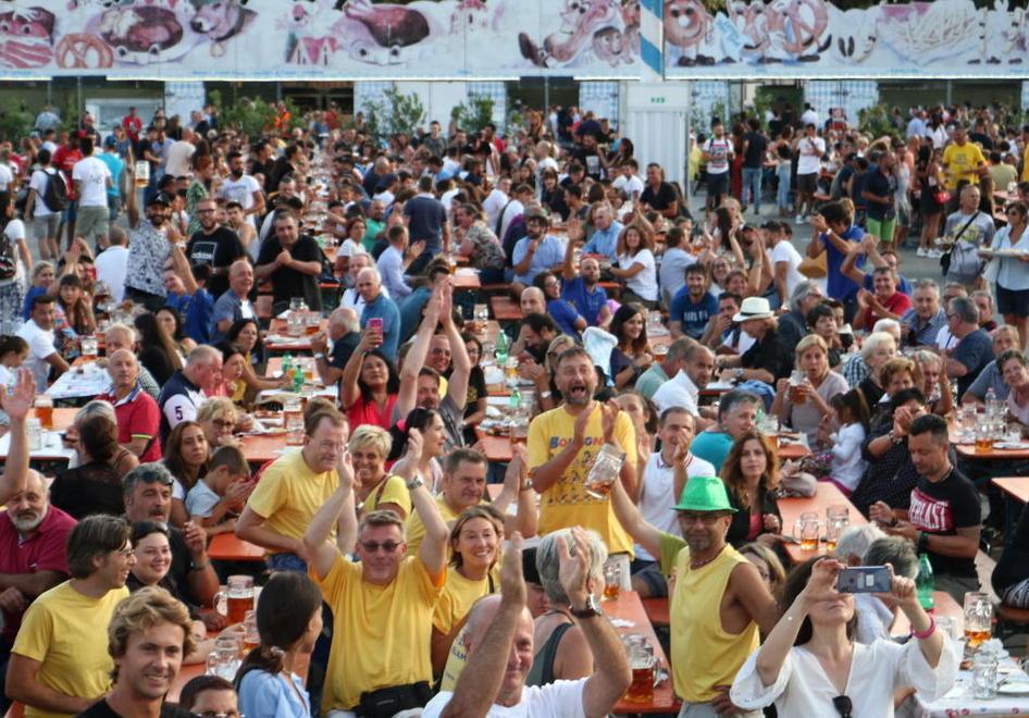 Marina di Carrara, subito in migliaia alla Festa della Birra. “I boccali in alto” fino al 7 settembre 