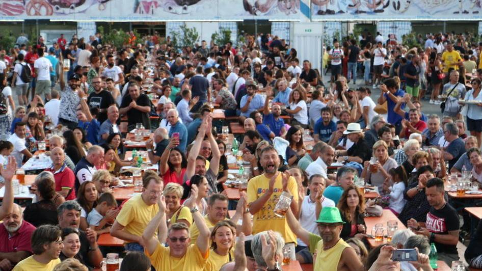 Marina di Carrara, subito in migliaia alla Festa della Birra. “I boccali in alto” fino al 7 settembre