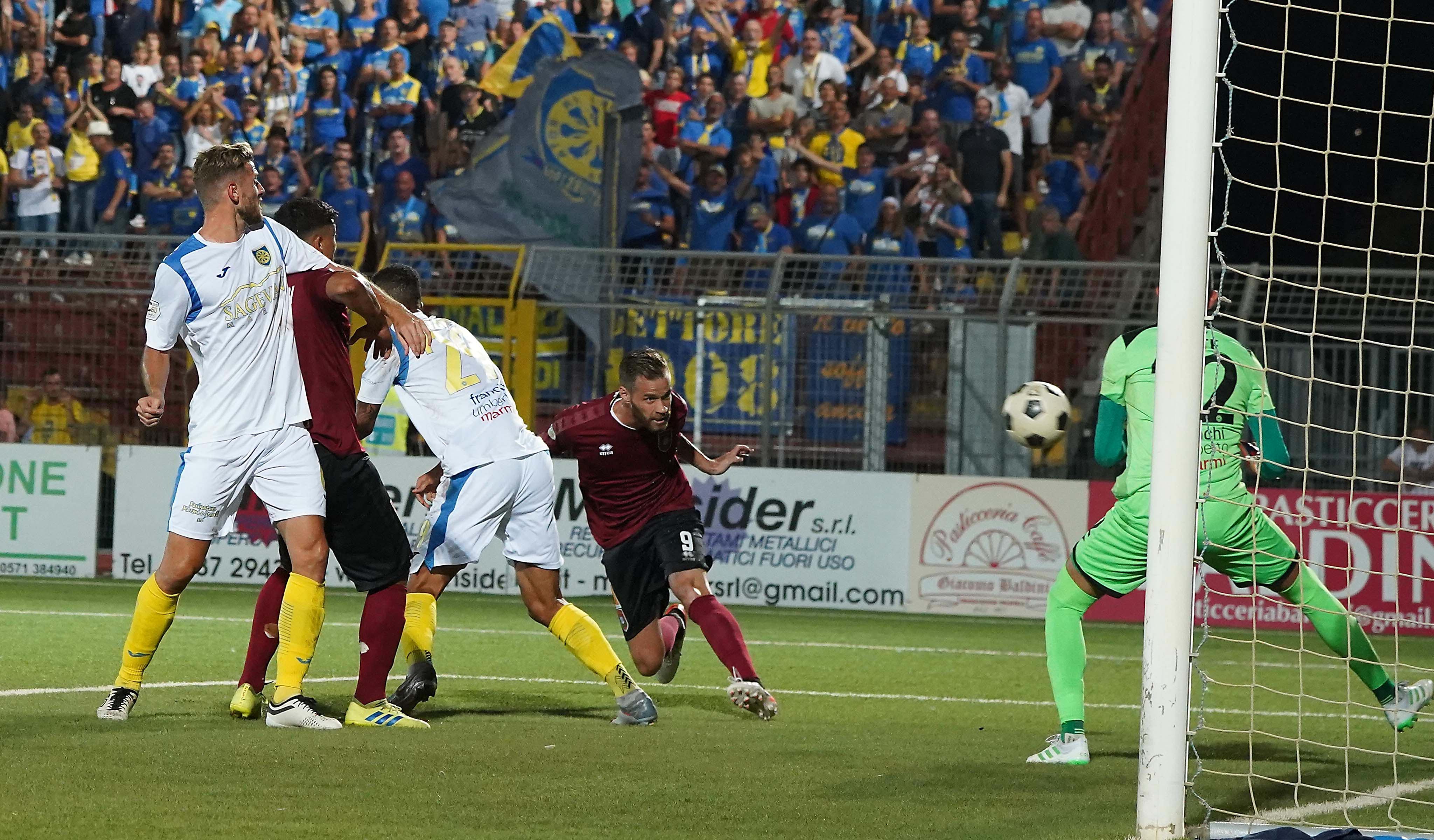 Il gol di De Cenco che ha aperto le danze