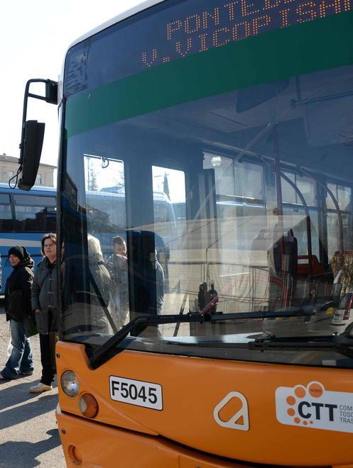 Più sicurezza sui bus, accordo Ctt-Comuni: vigili urbani a bordo nelle corse “a rischio” 