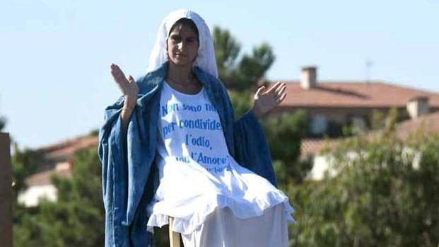 La "Madonna" cha ha sfilato al corteo anti-Matteo Salvini (Foto Claudio Cuffaro)