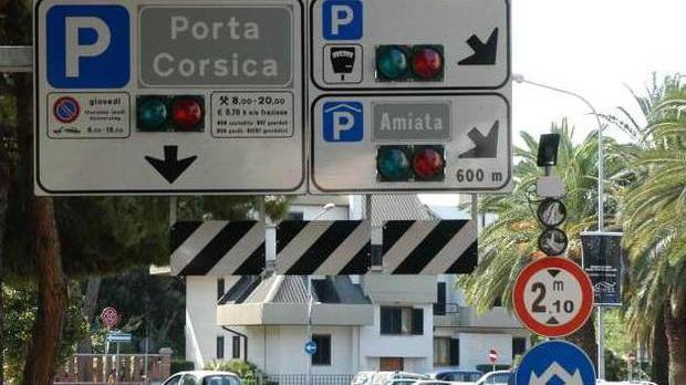 Bottiglie e seggiole lanciate dalle Mura e schivate per caso