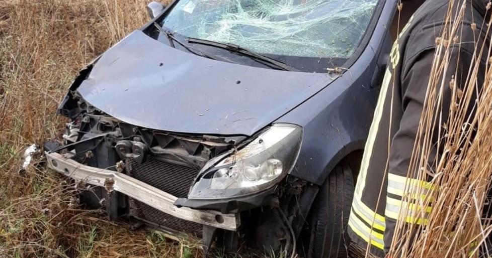 Sbanda e finisce in un campo