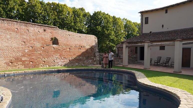 Nel borgo medievale il fortino diventa resort con piscina e 28 posti letto