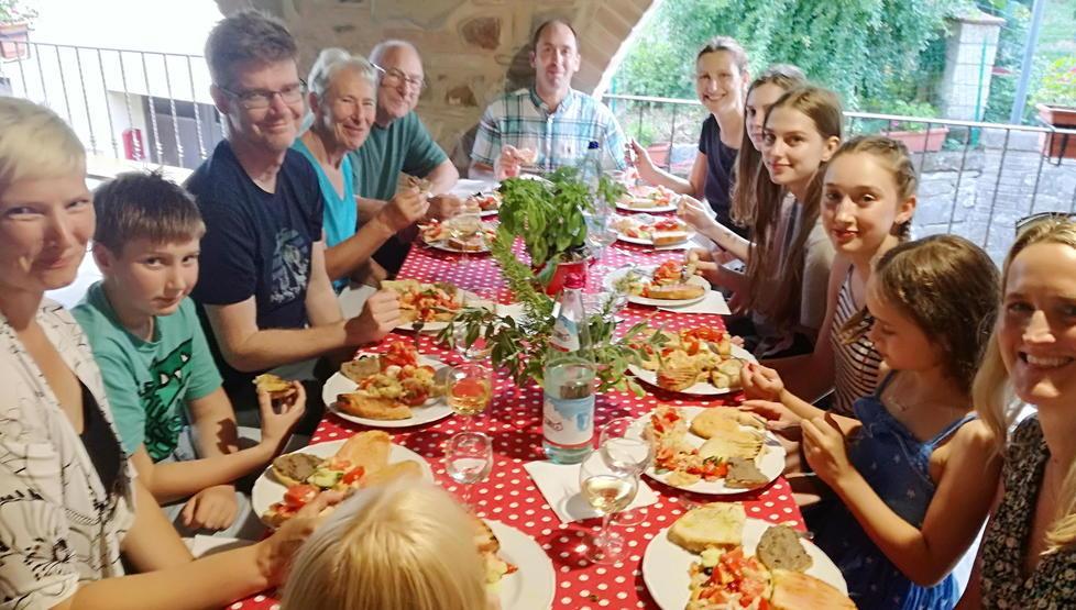 La cucina toscana insegnata ai turisti stranieri a Chianni 