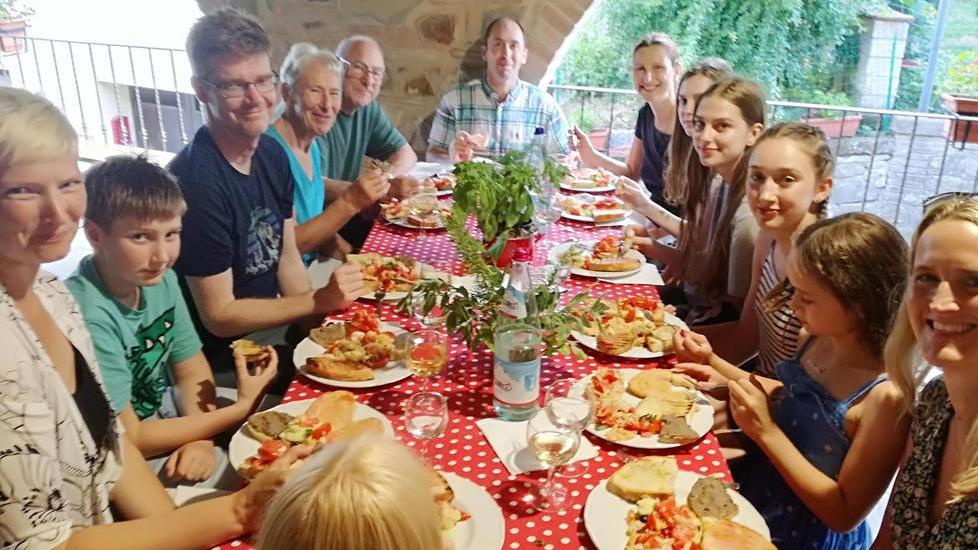 La cucina toscana insegnata ai turisti stranieri a Chianni