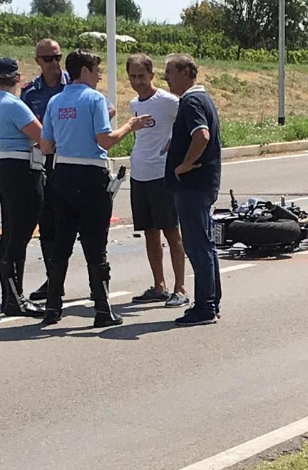 Grave motociclista dopo lo scontro con un’auto in via delle Colline 
