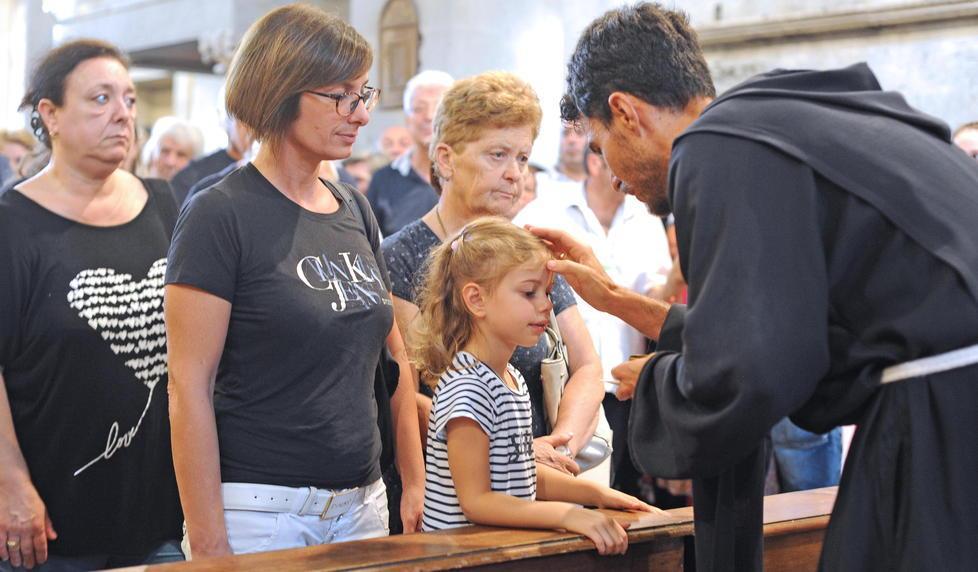 “Pippi”, dolci e giocattoli ma poi tutti in chiesa grandi e piccini per il rito dell’unzione