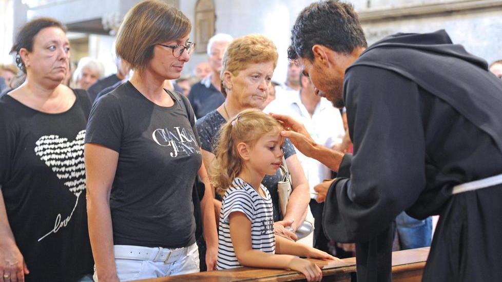 “Pippi”, dolci e giocattoli ma poi tutti in chiesa grandi e piccini per il rito dell’unzione