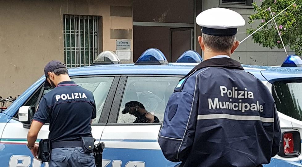Blitz anti-clandestini di polizia e vigili nei rifugi del degrado 