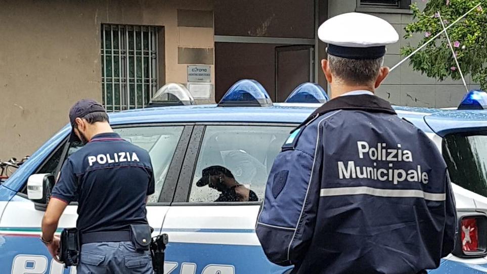 Blitz anti-clandestini di polizia e vigili nei rifugi del degrado
