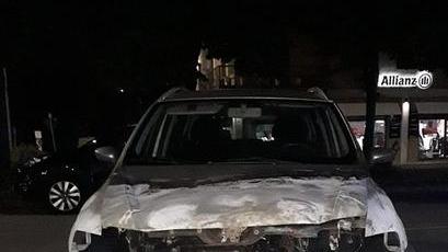 Auto bruciata e abbandonata
