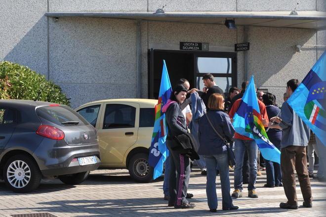 Sciopero e manifestazione davanti all’azienda Cdc dopo l’annuncio dell’esubero di 130 dipendenti