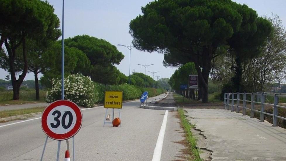 La ciclabile nel mirino di turisti e residenti «Pericolosa e illogica»