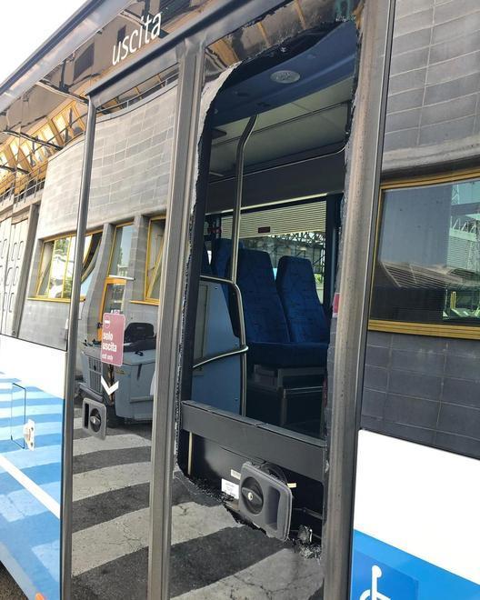 Lite a bordo dell’autobus, porta spaccata a bottigliate 