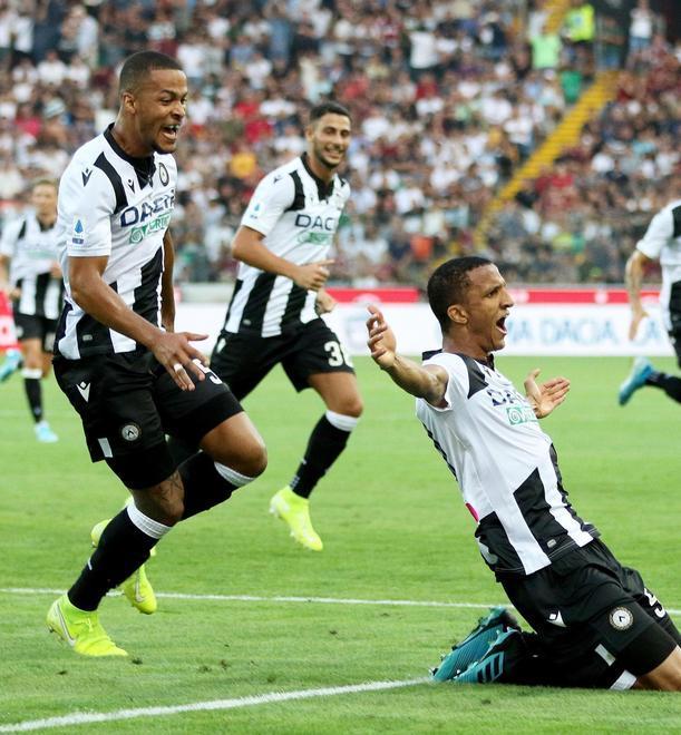 Rodrigo Becao esulta dopo il colpo di testa che s'infila sull'angolo della porta difesa da Donnarumma e dà la vittoria all'Udinese