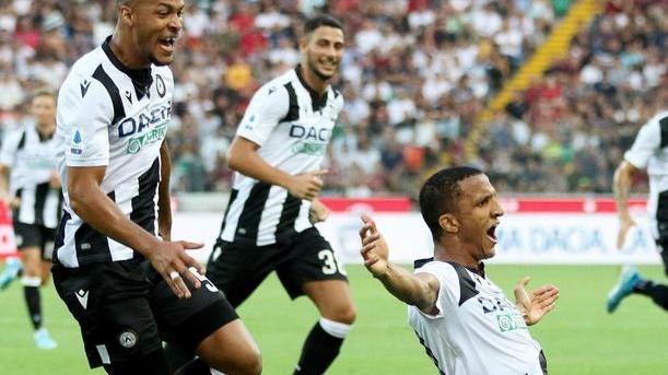 Rodrigo Becao esulta dopo il colpo di testa che s'infila sull'angolo della porta difesa da Donnarumma e dà la vittoria all'Udinese