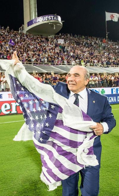 Rocco Commisso saluta il pubblico del Franchi