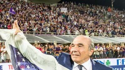 Rocco Commisso saluta il pubblico del Franchi