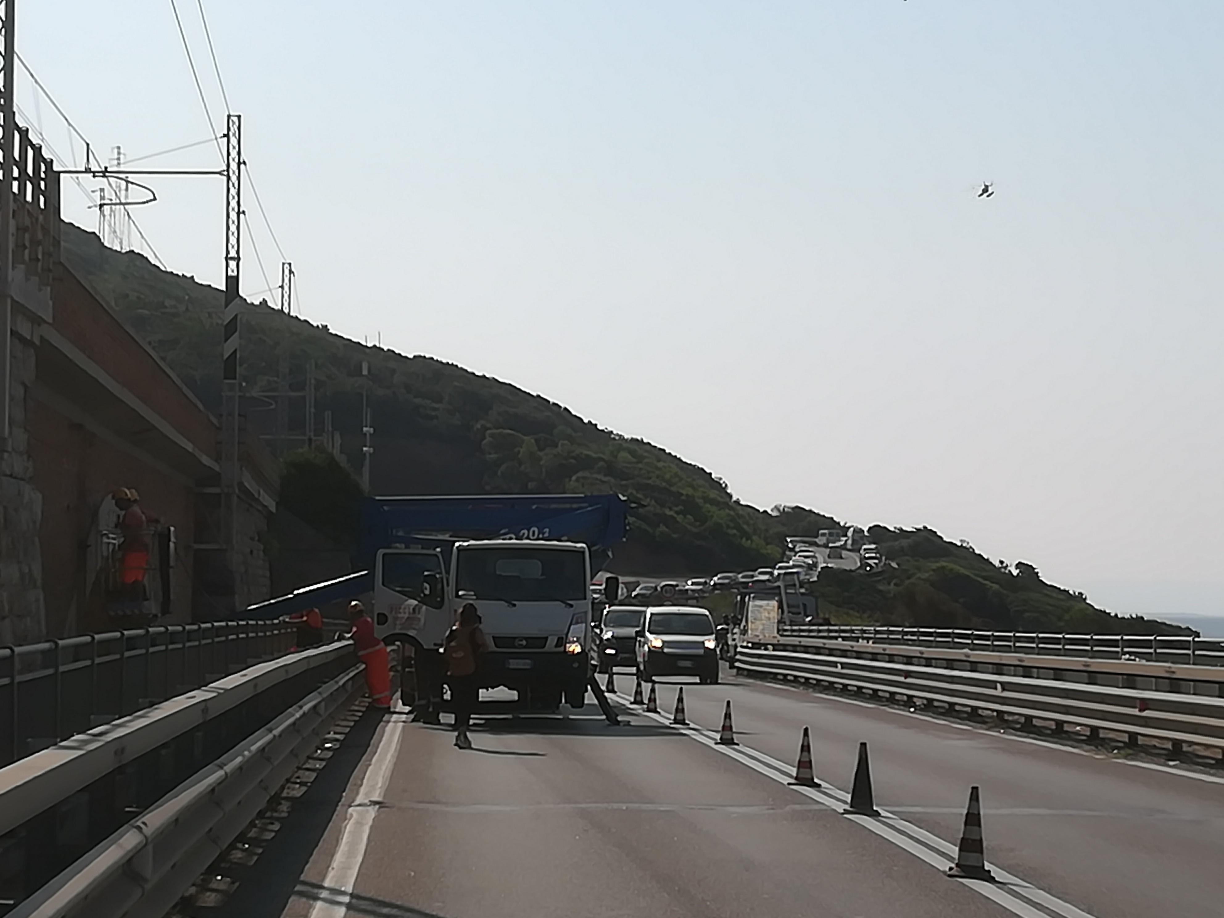Lavori al ponte di Calafuria, lunghe file sul Romito