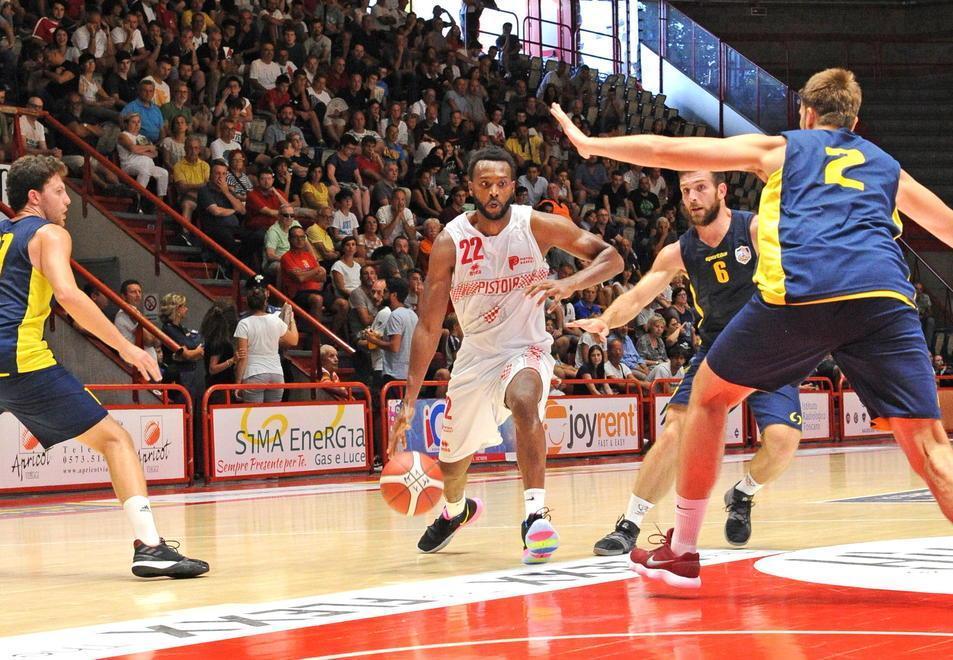 Dowdell in azione fra tre avversari (Foto Gori)