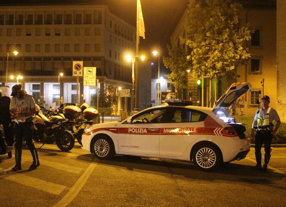 Gli agenti della polizia municipale durante il controllo in piazza del Municipio (foto Cecilia Foschi/Pentafoto)