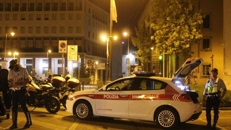 Gli agenti della polizia municipale durante il controllo in piazza del Municipio (foto Cecilia Foschi/Pentafoto)