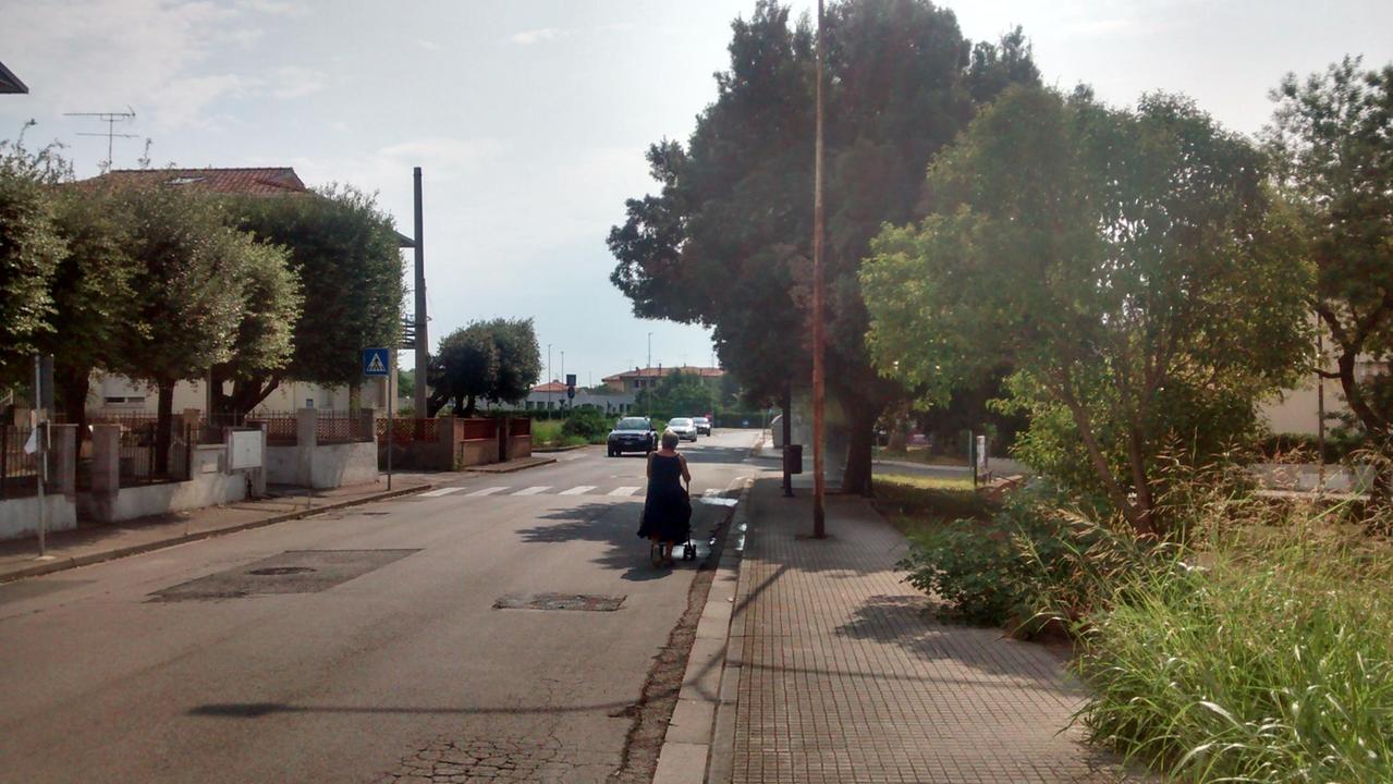 «Marciapiedi e strade ko, rifiuti, e quando piove qui si allaga tutto»