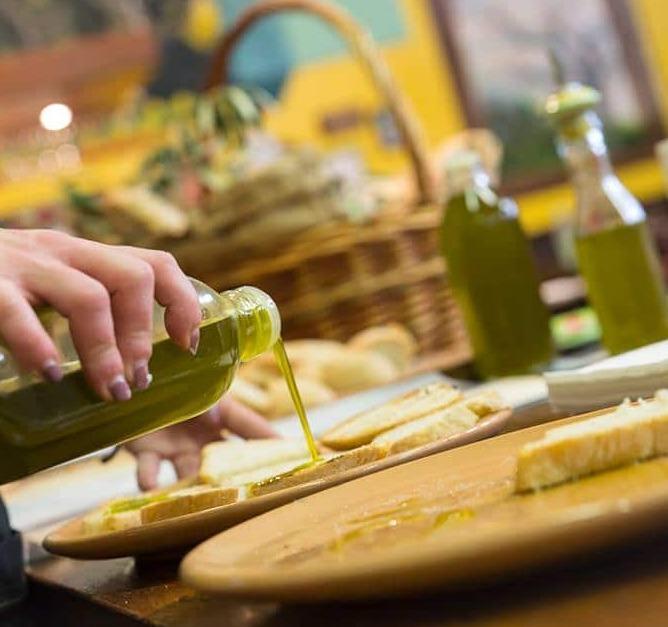 Olio extravergine d’oliva su una fetta di pane: la bruschetta è pronta