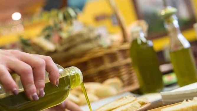 Olio extravergine d’oliva su una fetta di pane: la bruschetta è pronta